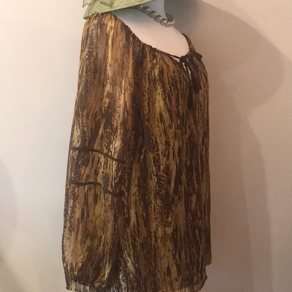 Hundred percent silk blouse perfect for summer. - Picture 4 of 7